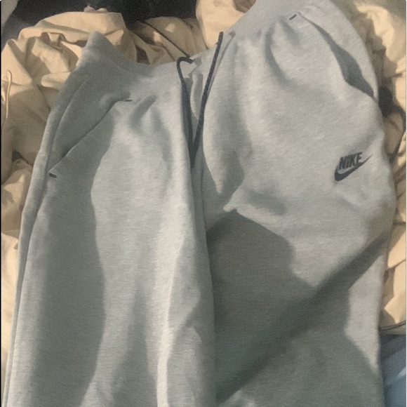 womens nike track pants. zipper on both ankles, never worn, got them wrong size. - Picture 5 of 6